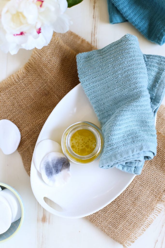 DIY 2-Ingredient Makeup Remover (Without Coconut Oil) (4) DIY 2-Ingredient Makeup Remover (Without Coconut Oil) (4)