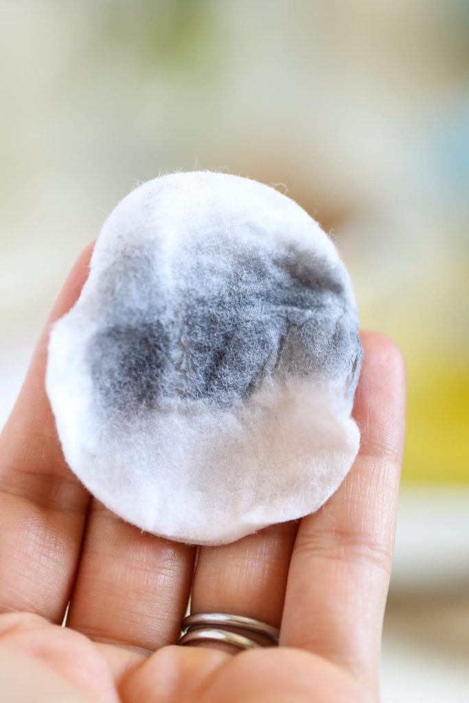 DIY 2-Ingredient Makeup Remover (Without Coconut Oil) (5) DIY 2-Ingredient Makeup Remover (Without Coconut Oil) (5)