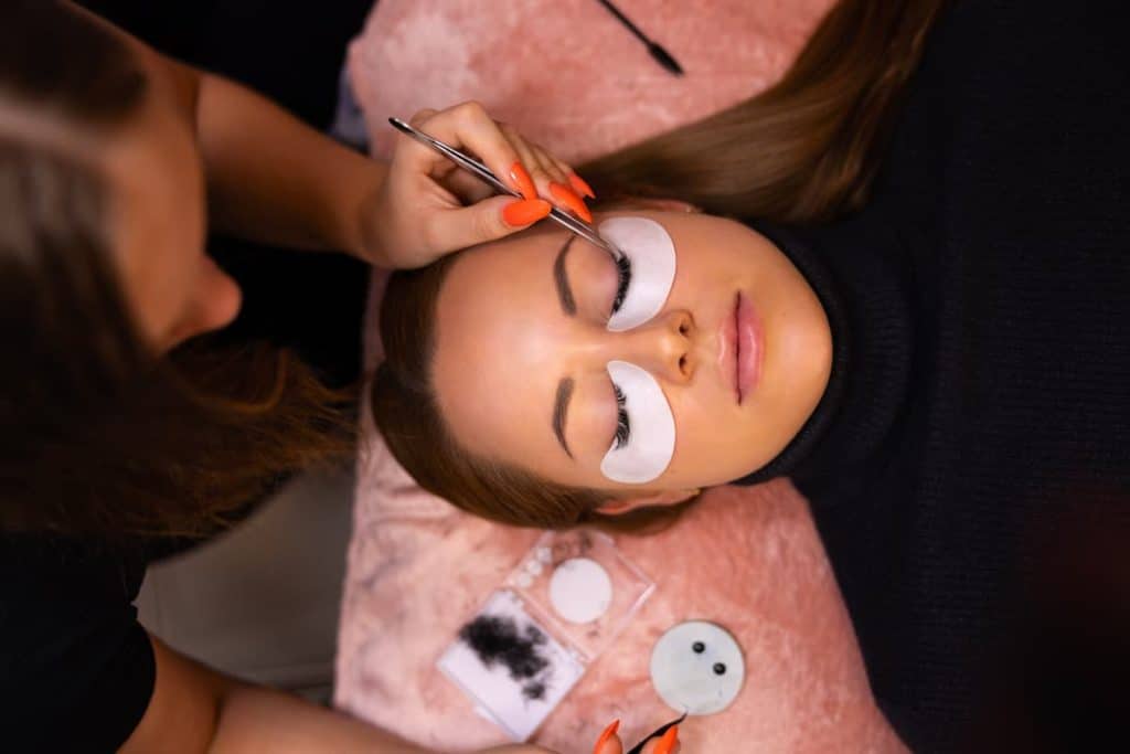 13 Top Eyelash Extension Glues for Professional and DIY Use (5)