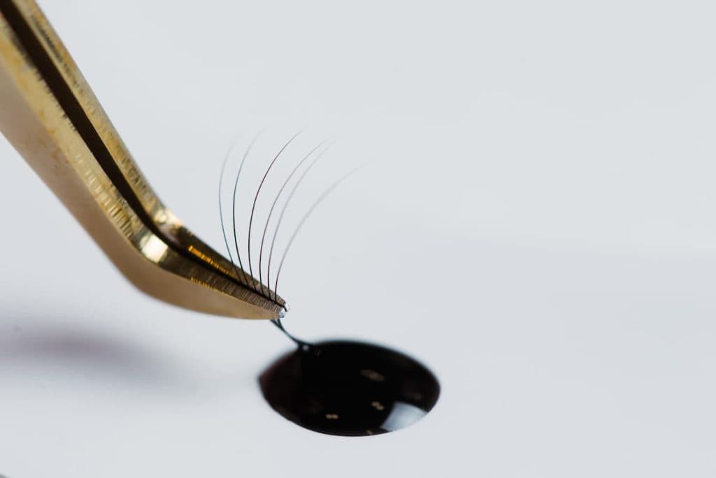 13 Top Eyelash Extension Glues for Professional and DIY Use (20)